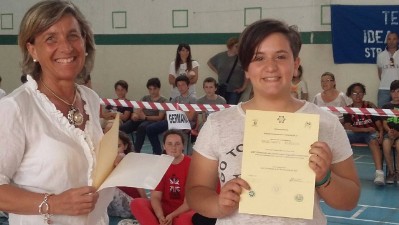 premiazione Alessia riceve il premio
