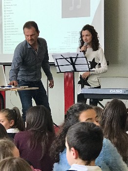 lezione Al microfono la nostra amica