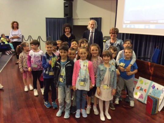 foto di gruppo felici dopo la premiazione