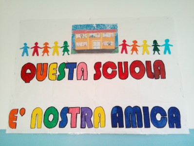 diritti dei bambini Cartellone questa scuola è nostra amica