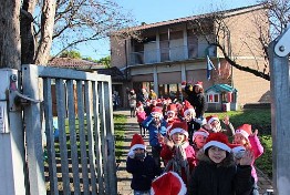 natale valli Bambini escono da scuola