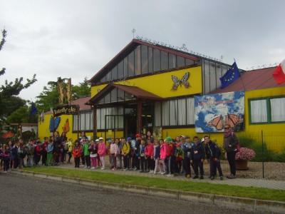 ingresso farfallario i bambini in attesa all'ingresso del farfallario