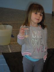 acqua bambina con il bicchiere