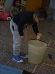acqua prendiamo l'acqua dal secchio