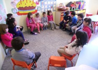 I bambini ascoltano la storia degli Alberi amici
