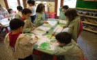I bambini colorano i loro alberi