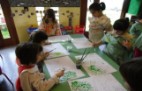 I bambini colorano i loro alberi