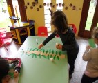 I bambini preparano i rami dell'albero