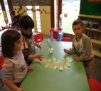 I bambini preparano i rami dell'albero
