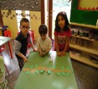 i bambini preparano i rami dell'albero