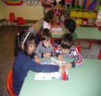 I bambini sfogliano le riviste