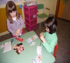 I bambini ritagliano dalle riviste le foto
