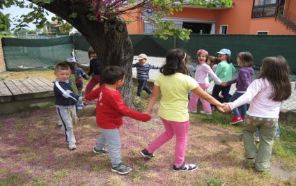 girotondo I bambini fanno un girotondo attorno all'albero