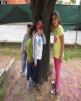 Ascoltiamo l'albero I bambini ascoltano i rumori dell'albero