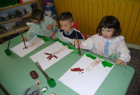 collage attività I bambini all'opera per creare i collages
