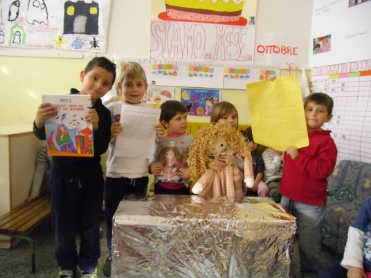 alice1 Ibambini mostrano la lettera di Alice