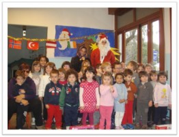 befana babbo Natale e la Befana con i bambini della Scuola