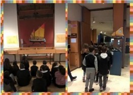 visita al museo In ascolto davanti al modellino di un bragozzo