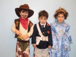 In maschera Cow boy, poliziotti e principesse
