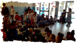 i bambini in atrio giocano