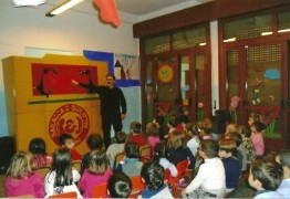 tutti a teatro I bambini attendono l'inizio dello spettacolo