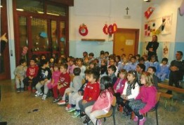 spettacolo tutti i bambini intenti ad ascoltare