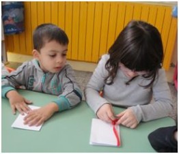 costruire libri i bambini rilegano il loro libro