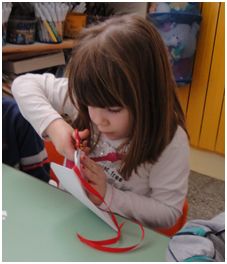 costruire libri bambina che taglia con attenzione