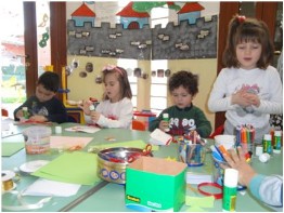 costruire libri I bambini all'opera nel laboratorio