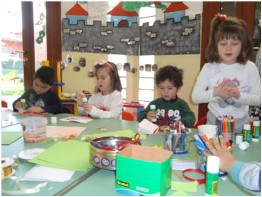 I bambini all'opera nel laboratorio