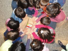 diritto allo studio i bambini aprono il pacco