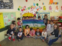 dragocontroguerra 003 I bambini mostrano la bandiera della Pace