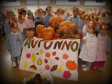 prodotti autunno i bambini mostrano i doni dell'autunno