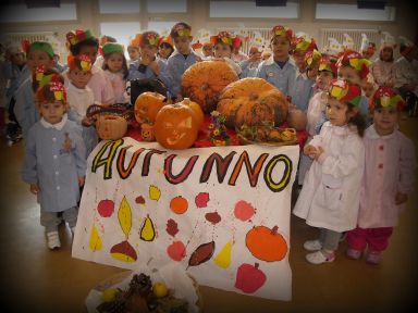 i bambini mostrano i doni dell'autunno