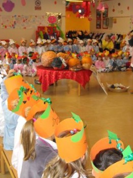 autunno i bambini in salone per la festa dell'autunno