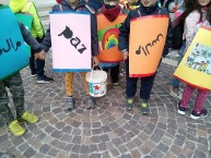 Bambini sandwiches la scritta pace in tante lingue