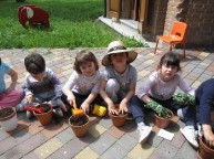I bambini preparano la terra