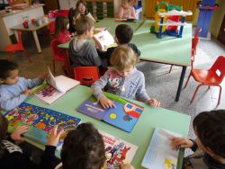 tanti libri i bambini leggono i libri