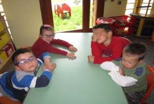 I bambini chiudono gli occhi e pensano