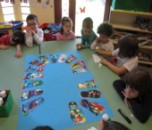 I bambini incollano i loro disegni