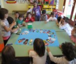 I bambini preparano il cartellone