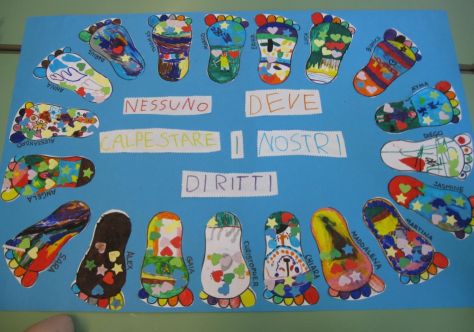 Il cartellone finito con le impronte di tutti i bambini