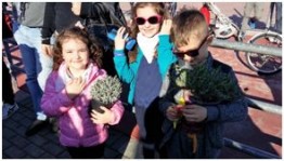 bambini i bambini con le piantine