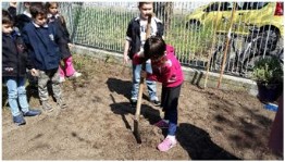 giardinieri i bambini scavano una bella buca