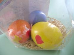 un primo piano delle uova colorate