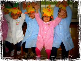 pulcini ballano i bambini vestiti da pulcini ballano