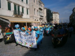 la sfilata Il gruppo dei bambini sfila per le vie di Chioggia